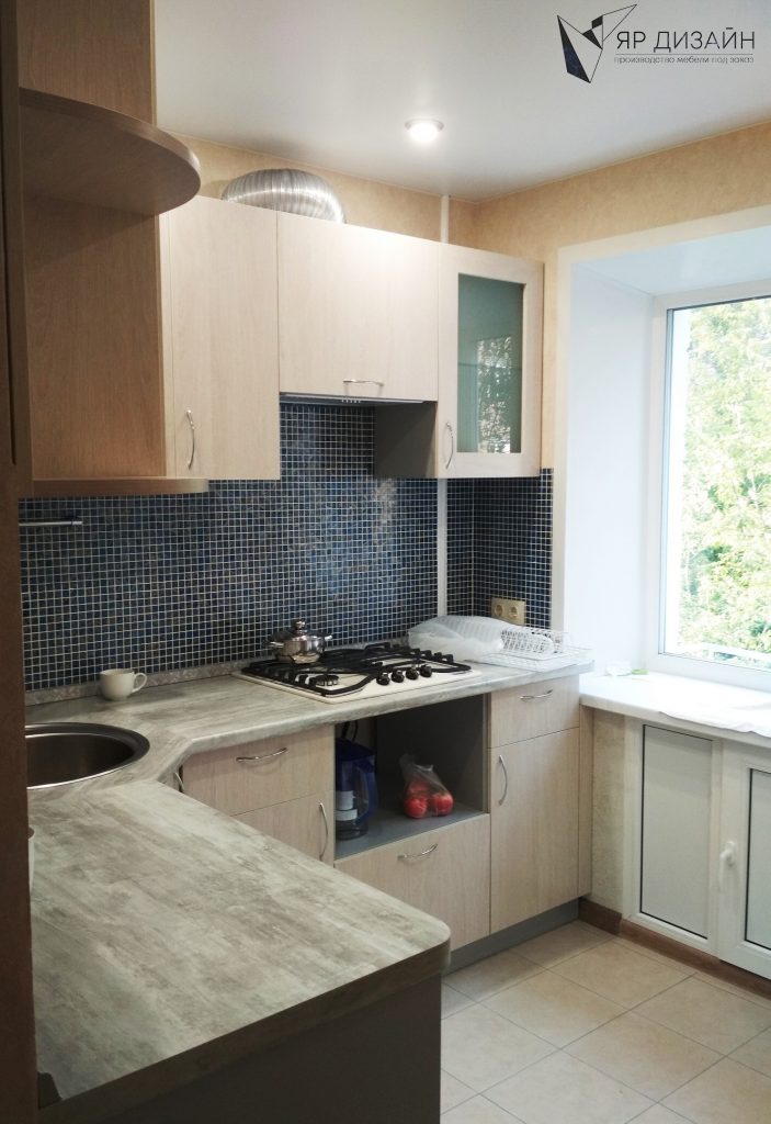 Вариант эконом кухни в светлых тонах 