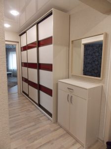 Светлый шкаф купе со стеклянными яркими вставками 