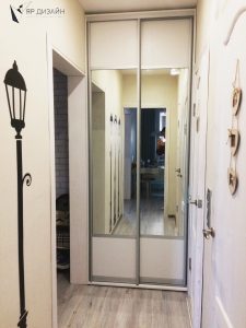 Встроенный шкаф купе с зеркалом