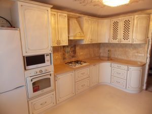 Кухня со столешницей и мойкой из искусственного камня