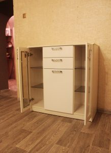 Комод комбинированный со стеклом и ящиками 