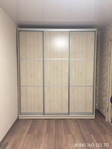 Просторный шкаф купе для молодой семьи