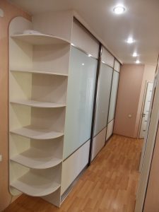 Встроенный шкаф купе с сегментом и стеклом
