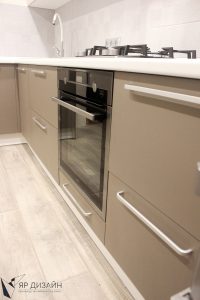 Аккуратная и лаконичная кухня в приятных теплых тонах