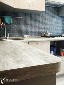 Вариант эконом кухни в светлых тонах 
