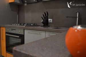Небольшая яркая кухня для молодой семьи