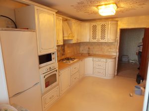 Кухня со столешницей и мойкой из искусственного камня