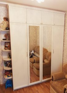 Шкаф со складными дверьми в классическом стиле
