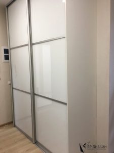Шкаф купе со стеклянными фасадами