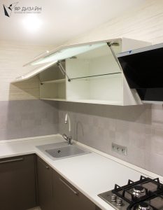 Аккуратная и лаконичная кухня в приятных теплых тонах