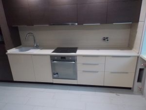 Прямая кухня в современном стиле