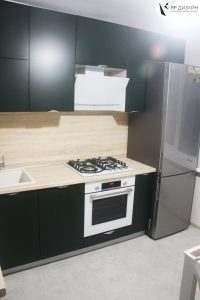 Кухня с крашенными фасадами в глубоком насыщенном цвете
