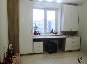 Комплект мебели в детскую с глянцевыми белыми фасадами
