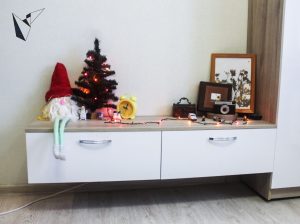 Комплект мебели в детскую с глянцевыми белыми фасадами