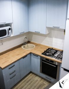 Небольшая стильная кухня