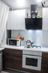 Кухня с фактурной текстурой дерева и белым глянцем
