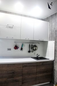 Кухня с фактурной текстурой дерева и белым глянцем