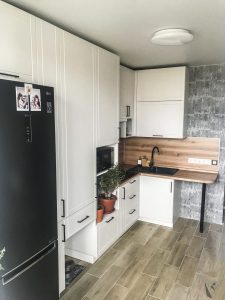 Белая кухня под потолок с очень нестандартным расположением шкафов