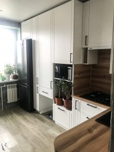 Белая кухня под потолок с очень нестандартным расположением шкафов
