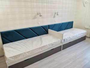 Стильное обустройство детской с насыщенными мягкими изголовьями
