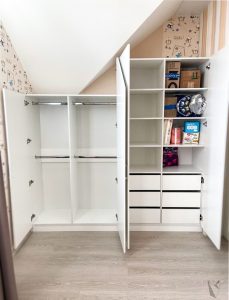 Шкаф в детскую комнату с мансардной крышей