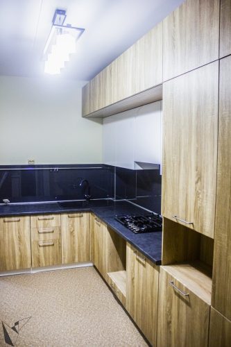 Трехуровневая кухня с сочетанием дерева и белого глянца