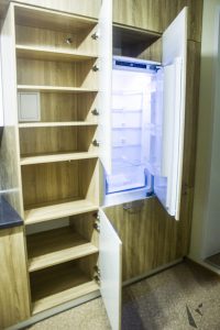 Трехуровневая кухня с сочетанием дерева и белого глянца