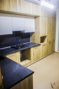 Трехуровневая кухня с сочетанием дерева и белого глянца