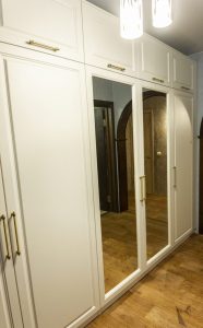 Классический шкаф в прихожую