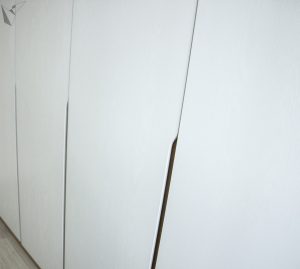 вместительный стильный шкаф во всю стену