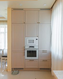 Неоклассическая кухня в загородный дом