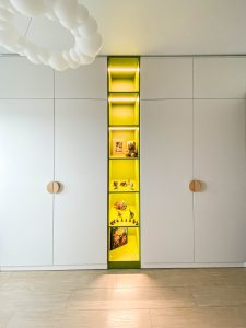 Белый шкаф с подсветкой в детскую комнату
