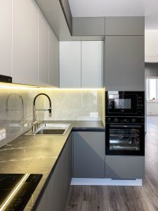 Минималистичная кухня в стильных матовых тонах.