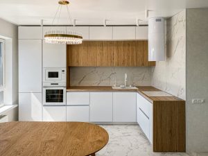 Кухня с сочетанием белого и теплого древесного декора
