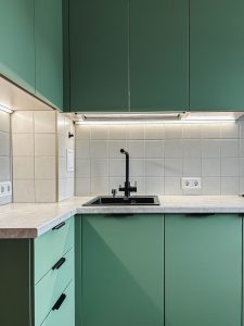 кухня в насыщенном зеленом оттенке